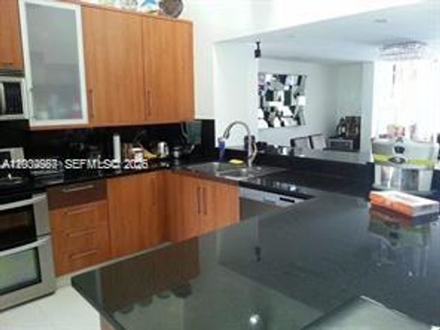 546 NE 199th Ln 4W, Miami, FL 33179