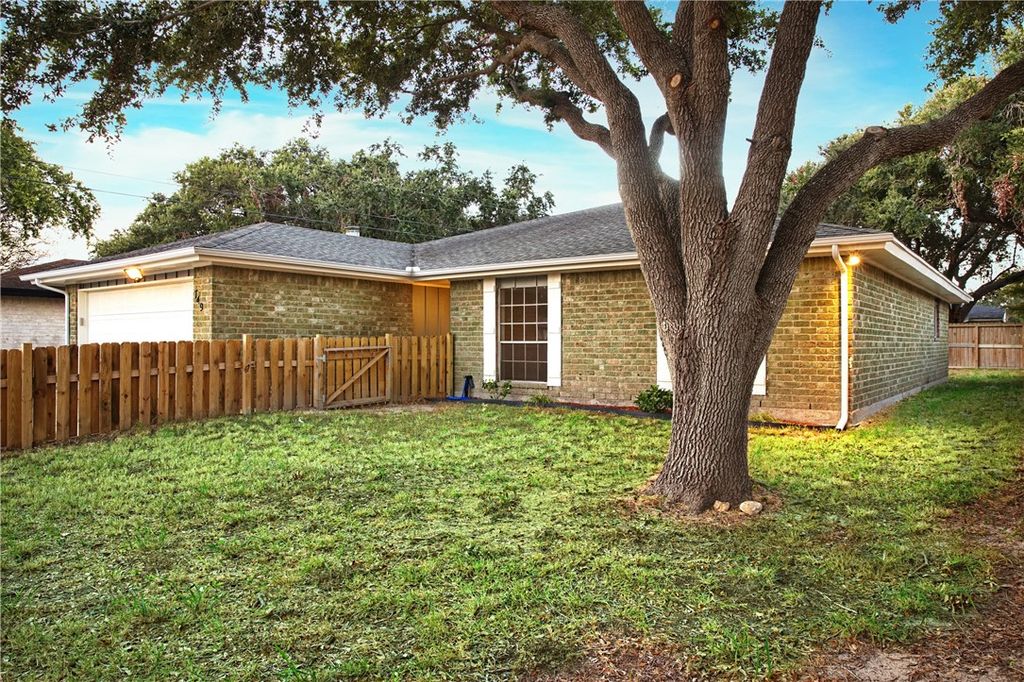749 Alhambra Dr, Corpus Christi, TX 78418 — photo 2