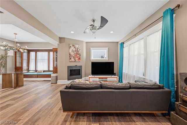 1909 W 74th Street, Cleveland, OH 44102