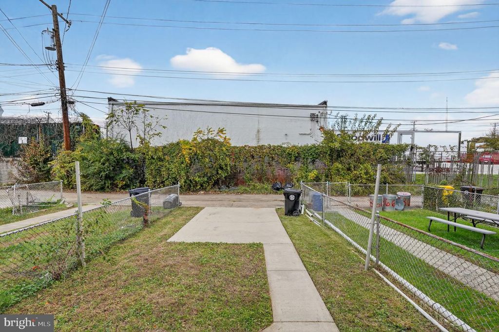 Image 2 of property listing at 1864 YAKONA RD, Parkville, MD 21234