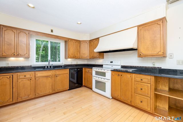 33 Hurds Hill Road, Woodbury, CT 06798