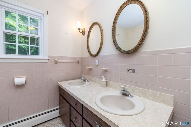 33 Hurds Hill Road, Woodbury, CT 06798
