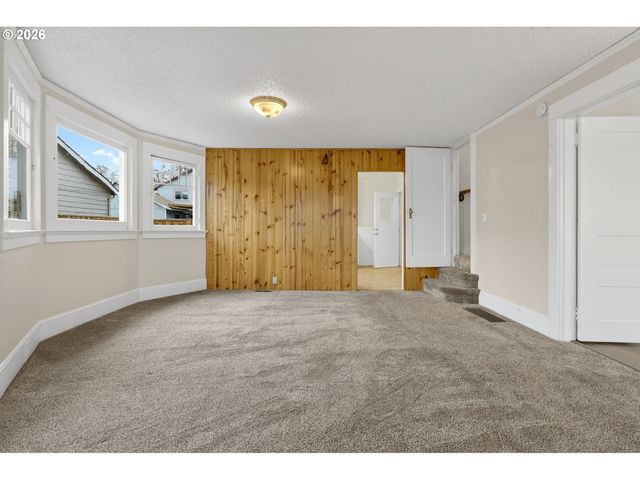 325 E ARLINGTON St, Gladstone, OR 97027