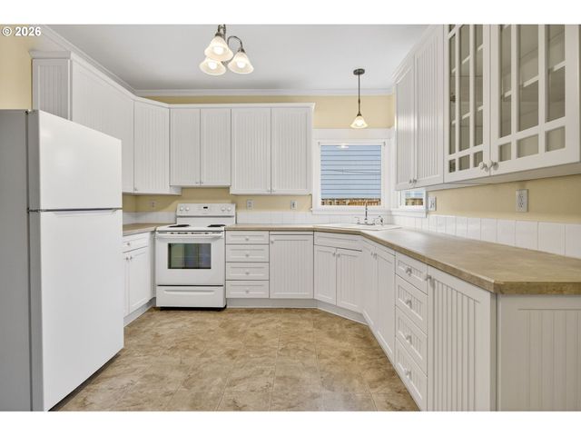 325 E ARLINGTON St, Gladstone, OR 97027