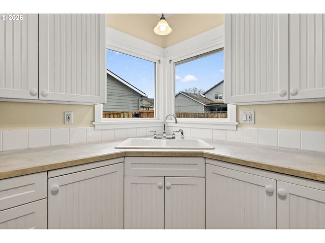 325 E ARLINGTON St, Gladstone, OR 97027