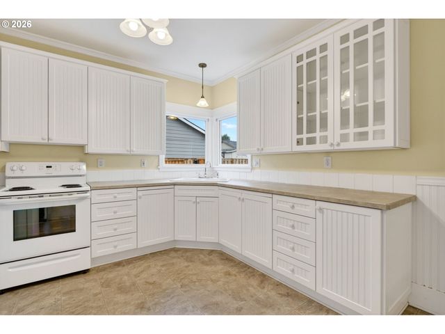 325 E ARLINGTON St, Gladstone, OR 97027