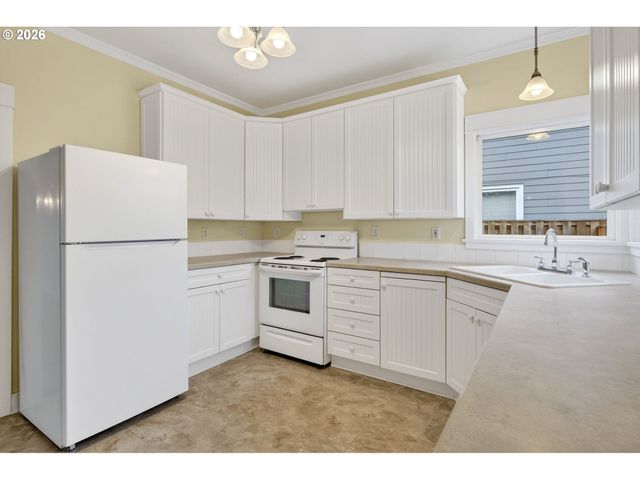 325 E ARLINGTON St, Gladstone, OR 97027