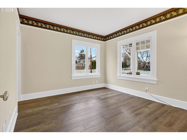 325 E ARLINGTON St, Gladstone, OR 97027