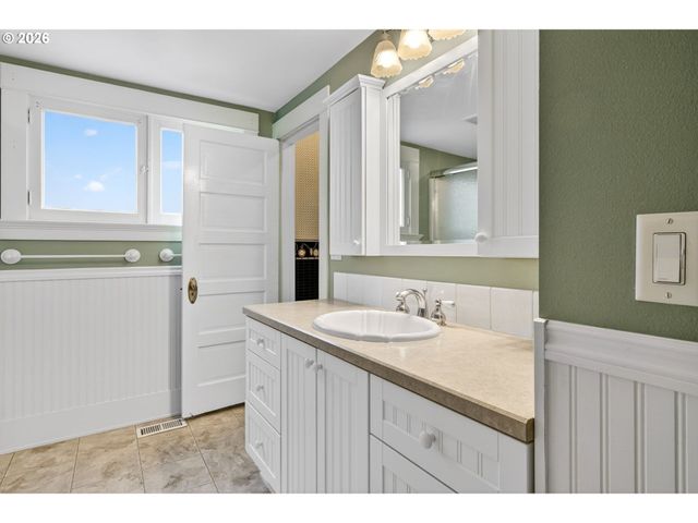 325 E ARLINGTON St, Gladstone, OR 97027