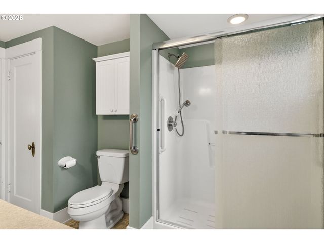 325 E ARLINGTON St, Gladstone, OR 97027