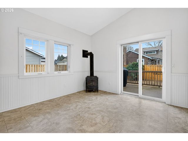 325 E ARLINGTON St, Gladstone, OR 97027