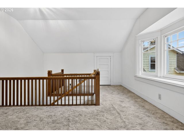 325 E ARLINGTON St, Gladstone, OR 97027