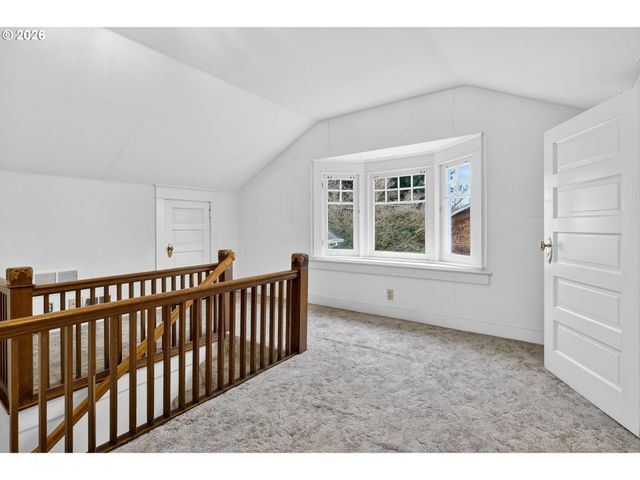 325 E ARLINGTON St, Gladstone, OR 97027