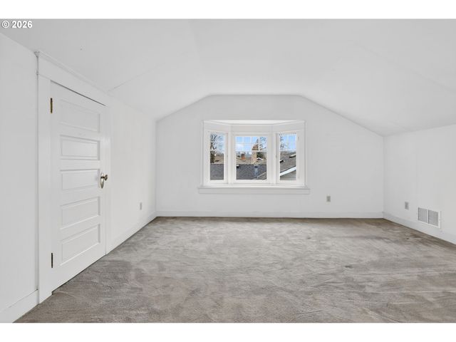 325 E ARLINGTON St, Gladstone, OR 97027