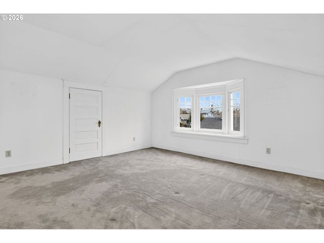 325 E ARLINGTON St, Gladstone, OR 97027