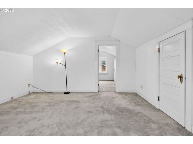 325 E ARLINGTON St, Gladstone, OR 97027