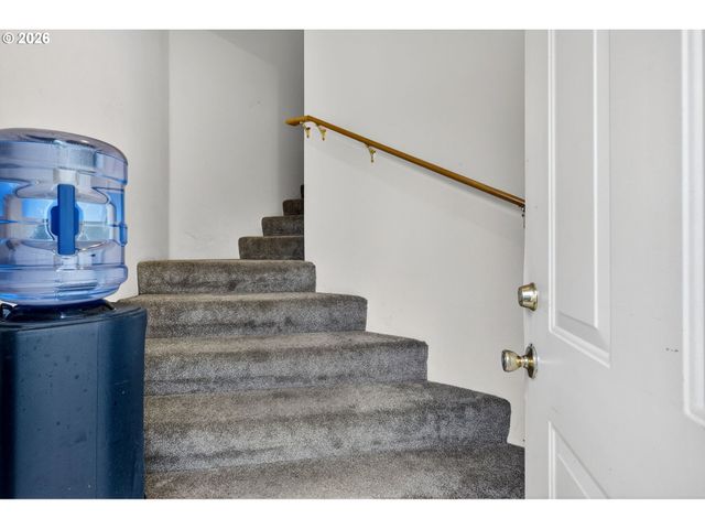 325 E ARLINGTON St, Gladstone, OR 97027