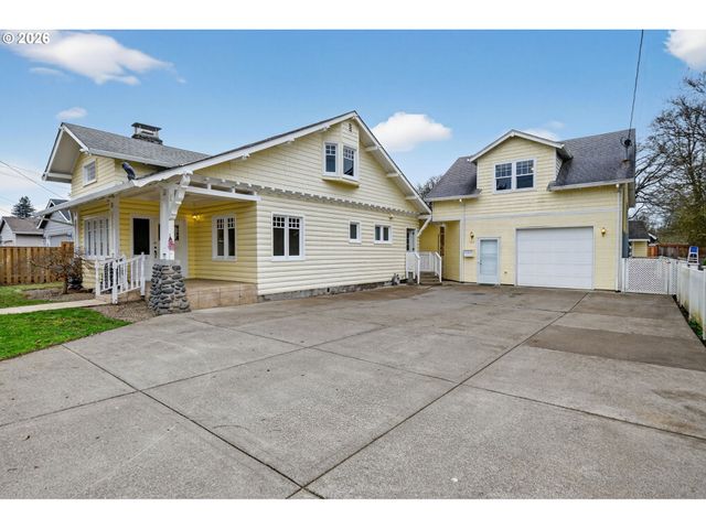 325 E ARLINGTON St, Gladstone, OR 97027