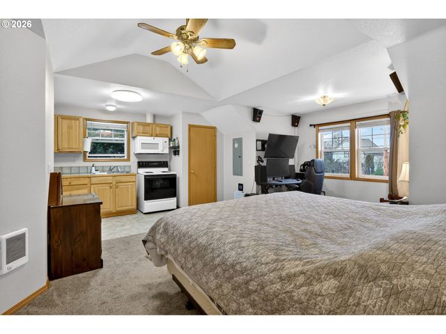 325 E ARLINGTON St, Gladstone, OR 97027