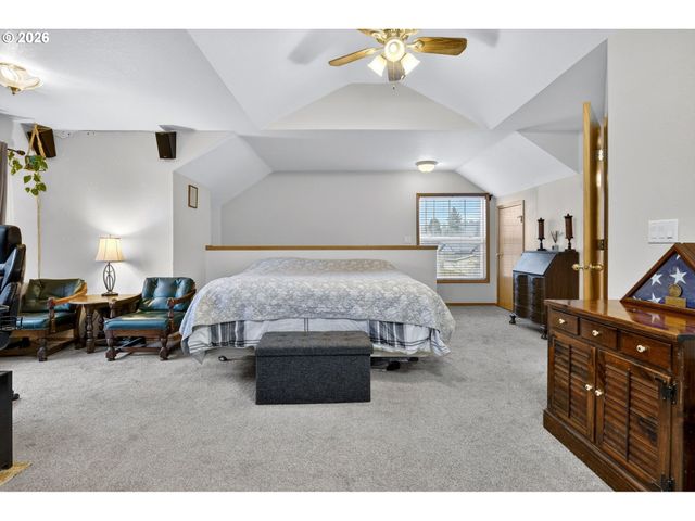 325 E ARLINGTON St, Gladstone, OR 97027