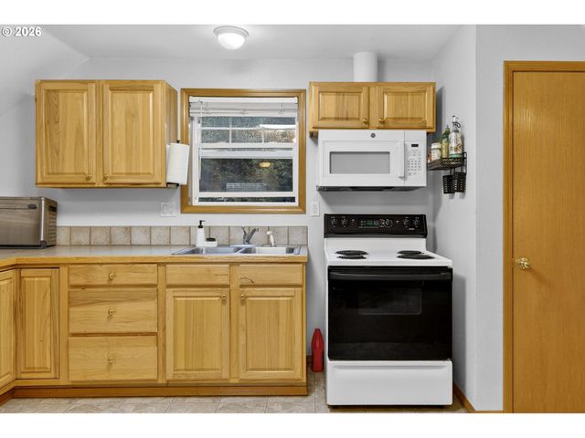 325 E ARLINGTON St, Gladstone, OR 97027