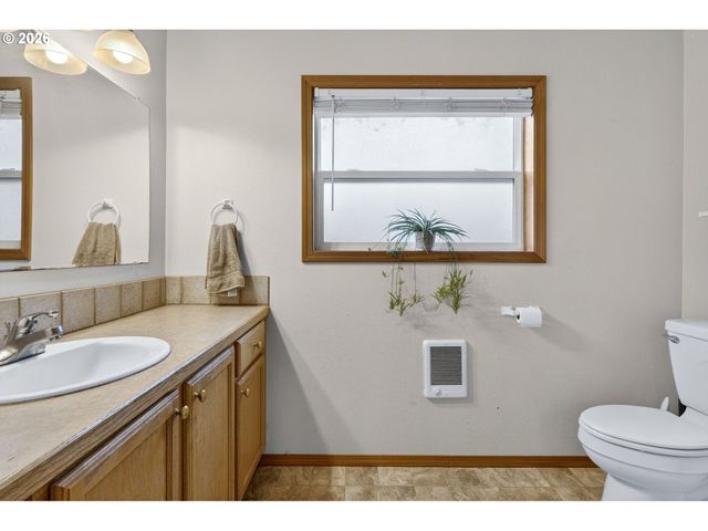 325 E ARLINGTON St, Gladstone, OR 97027