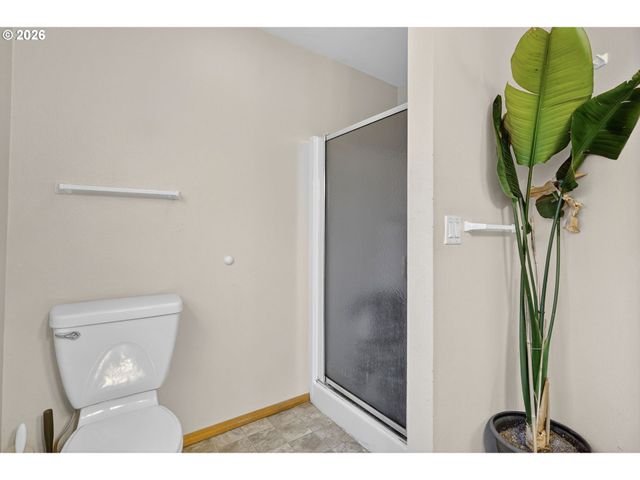 325 E ARLINGTON St, Gladstone, OR 97027