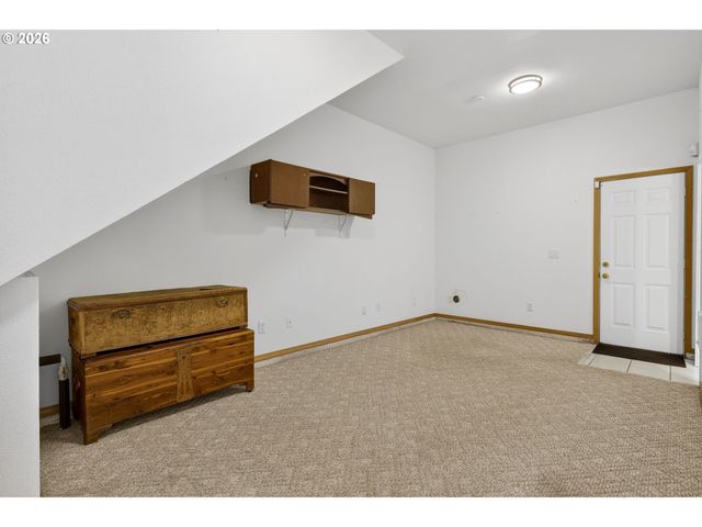 325 E ARLINGTON St, Gladstone, OR 97027