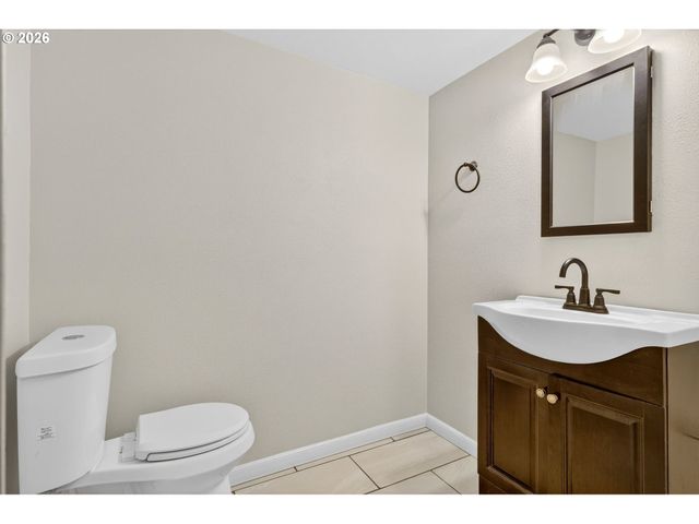 325 E ARLINGTON St, Gladstone, OR 97027