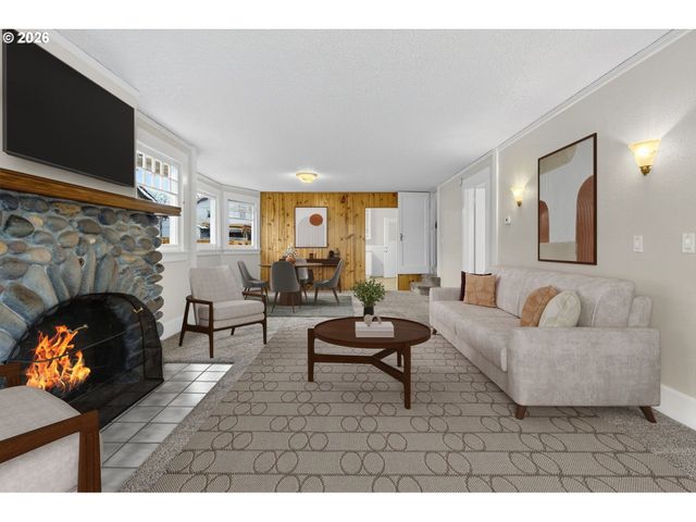 325 E ARLINGTON St, Gladstone, OR 97027