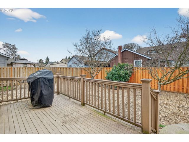 325 E ARLINGTON St, Gladstone, OR 97027