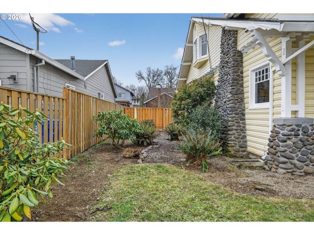 325 E ARLINGTON St, Gladstone, OR 97027