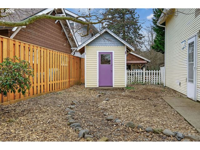 325 E ARLINGTON St, Gladstone, OR 97027