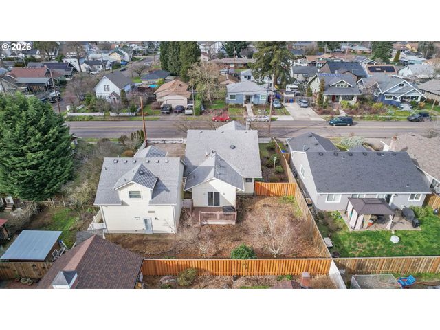 325 E ARLINGTON St, Gladstone, OR 97027