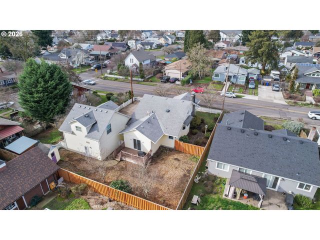 325 E ARLINGTON St, Gladstone, OR 97027