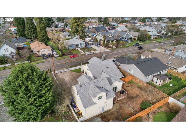 325 E ARLINGTON St, Gladstone, OR 97027