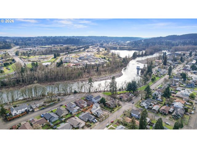 325 E ARLINGTON St, Gladstone, OR 97027