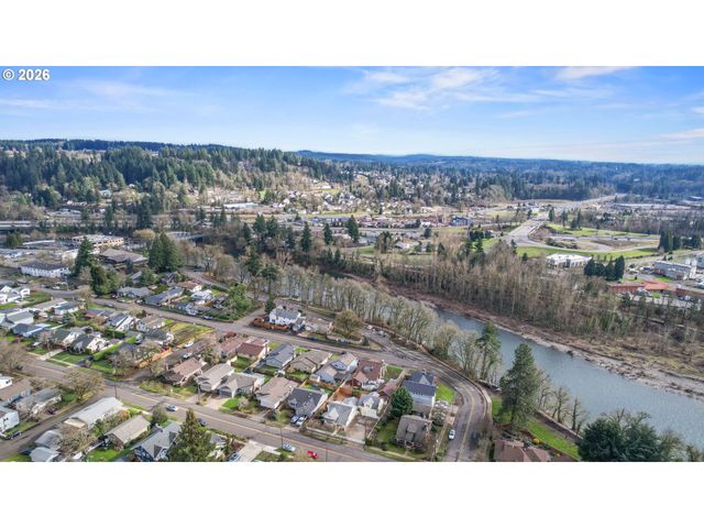 325 E ARLINGTON St, Gladstone, OR 97027