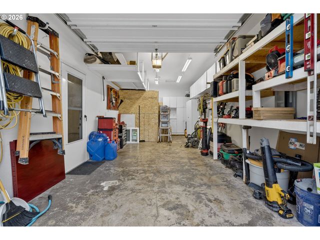 325 E ARLINGTON St, Gladstone, OR 97027