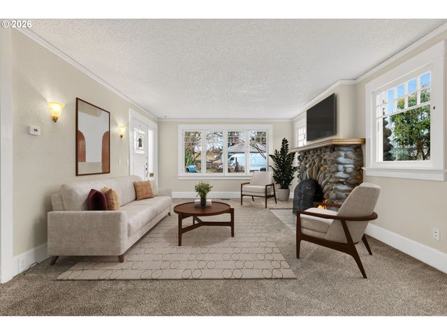 325 E ARLINGTON St, Gladstone, OR 97027