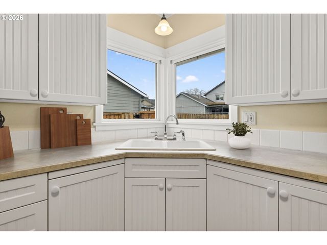 325 E ARLINGTON St, Gladstone, OR 97027