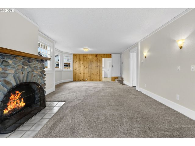 325 E ARLINGTON St, Gladstone, OR 97027