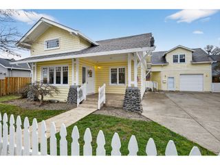 325 E ARLINGTON St, Gladstone, OR 97027