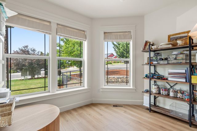 4401 Vista Pointe Drive, Medford, OR 97504