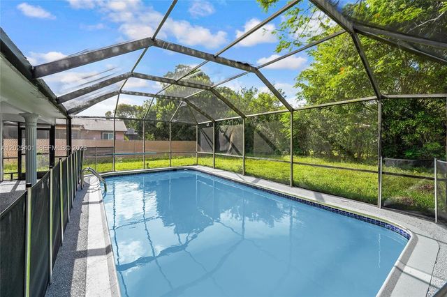 8475 NW 2nd Mnr, Coral Springs, FL 33071