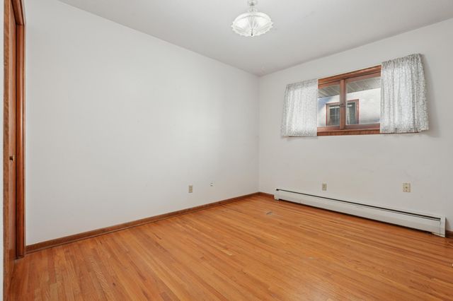 990 Hawthorne Avenue E, Saint Paul, MN 55106