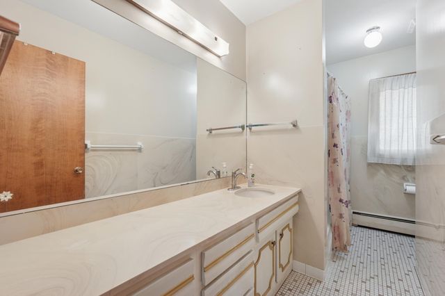 990 Hawthorne Avenue E, Saint Paul, MN 55106