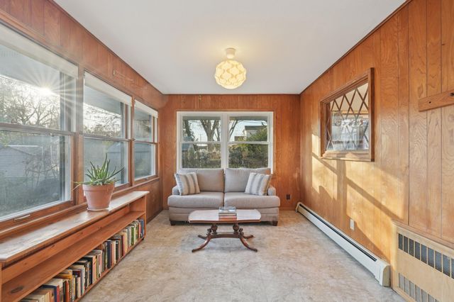 990 Hawthorne Avenue E, Saint Paul, MN 55106