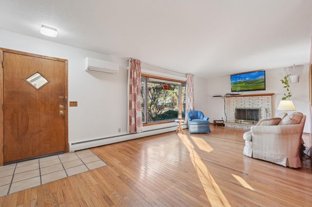 990 Hawthorne Avenue E, Saint Paul, MN 55106