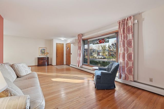 990 Hawthorne Avenue E, Saint Paul, MN 55106